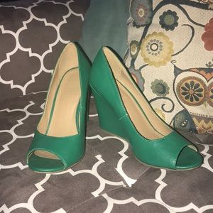 Green peep-toe wedges